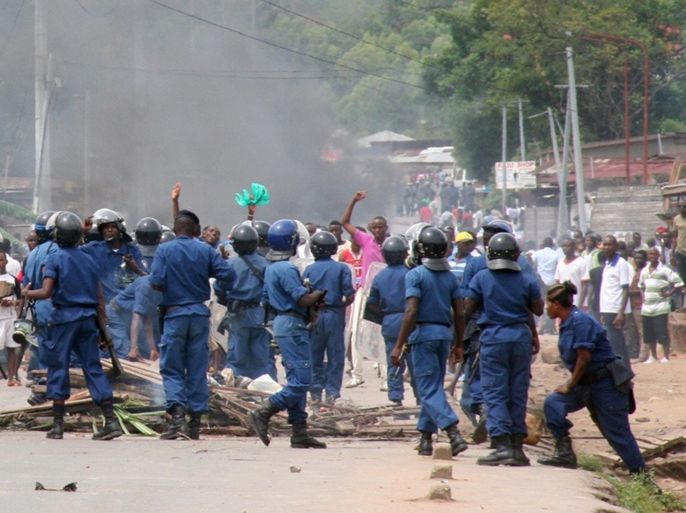 ALTERNATIVE CROPPolicemen clash with protesters in Bujumbura on April 26, 2015. Two protestors were shot dead on April 26 in clashes with police in Burundi's capital, witnesses said, as protests escalated over a bid by the president to seek a third term. AFP PHOTO / LANDRY NSHIMIYE