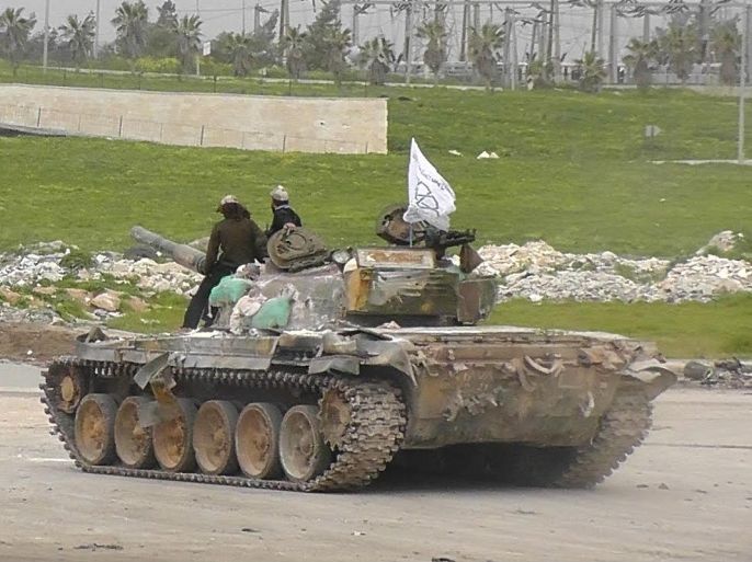 مقاتلون من حركة أحرار الشام يدخلون إلى مدينة إدلب