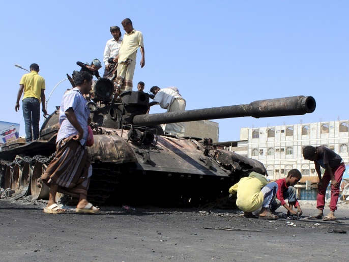 ‪(رويترز)‬ دبابة محترقة في أحد شوارع عدن بعد مواجهات الأربعاء 