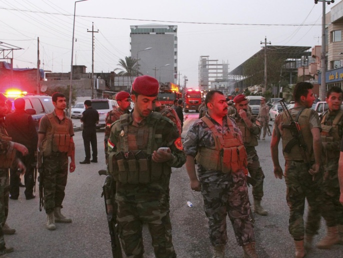 ‪(رويترز)‬ قوات الأمن الكردية في موقع الهجوم 