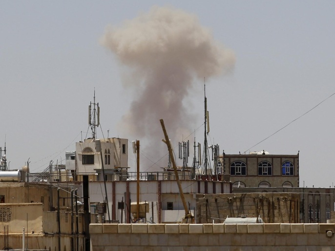دخان متصاعد من موقع استهدفته طائرات عاصفة الحزم بصنعاء (الأوروبية)