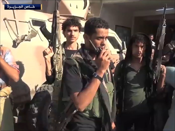 عناصر من المقاومة الشعبية في عدن(الجزيرة)