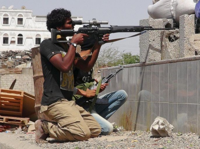 A member of the Southern Resistance Committees aims his sniper weapon during clashes with Houthi fighters in Yemen's southern city of Aden April 24, 2015. REUTERS/Stringer