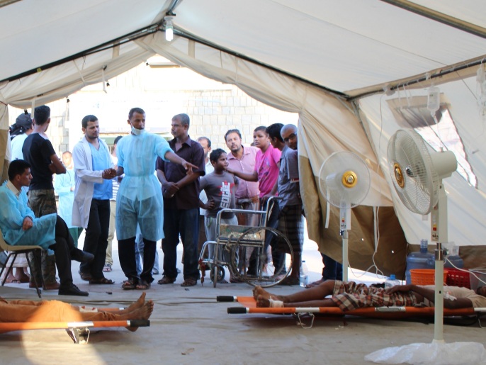 ‪مستشفى ميداني لإسعاف جرحى المواجهات بين الحوثيين والمقاومة الشعبية بعدن‬ (الجزيرة)
