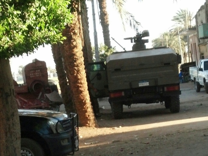 ‪جانب من التواجد الأمني في قرية الجلاء‬ (الجزيرة نت)