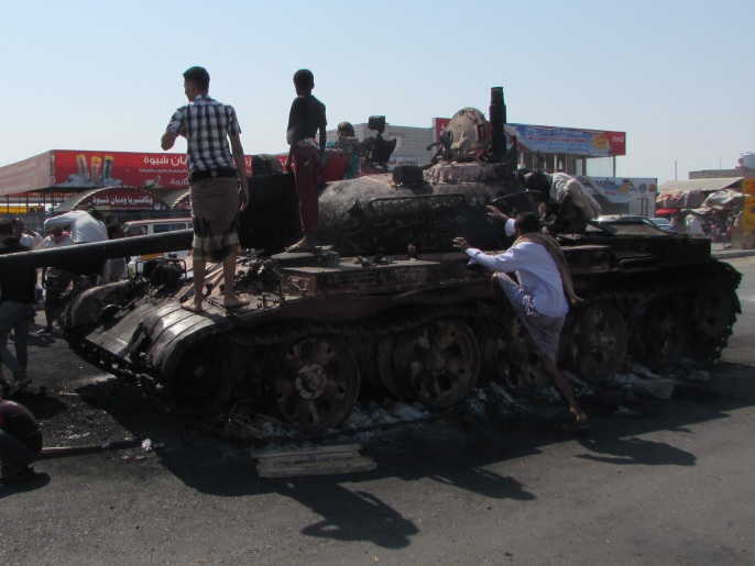 ‪آليات للحوثيين وصالح محترقة بأحد شوارع مديرية دار سعد بمحافظة عدن‬ (الجزيرة)  