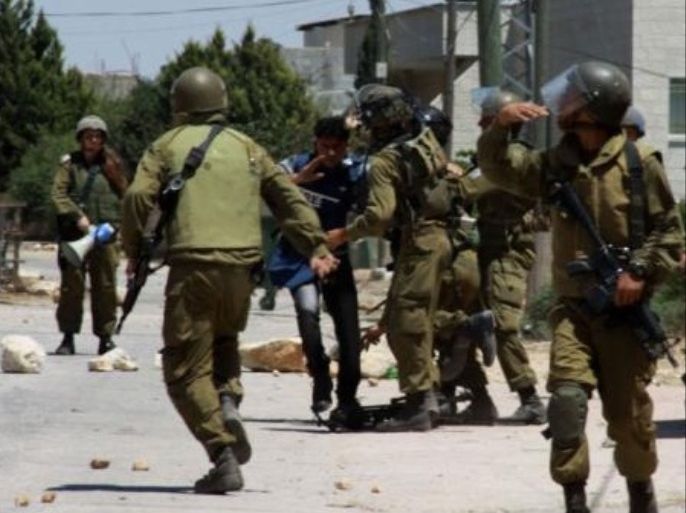 جنود الاحتلال خلال الاعتداء على الصحفي احمد شاور في كفر قدوم شمال الضفة الغربية