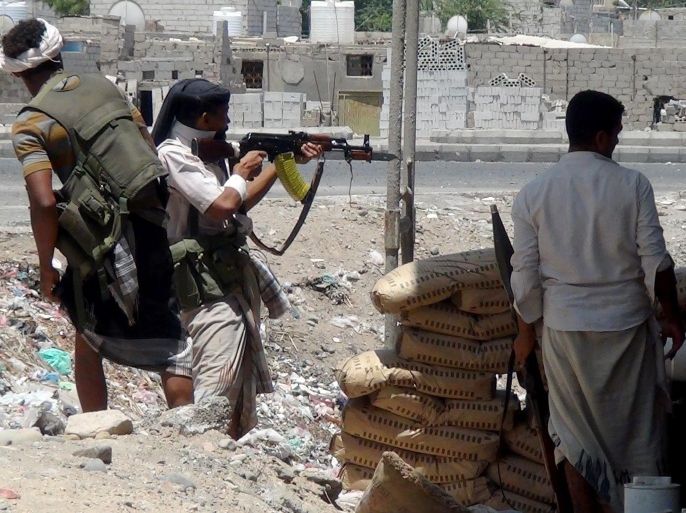 ADEN, YEMEN - APRIL 27: Armed Hadi loyalists on patrol to prevent Houthis from advancing in Aden's Kreater region on April 27, 2015, as the clashes between President Abd Rabbuh Mansour Hadi loyalists and Houthi militants in Yemen continue.
