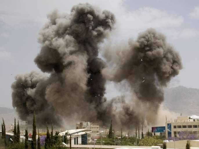 دخان يتصاعد من أحد المواقع التي استهدفها طيران التحالف في صنعاء (أسوشيتد برس)