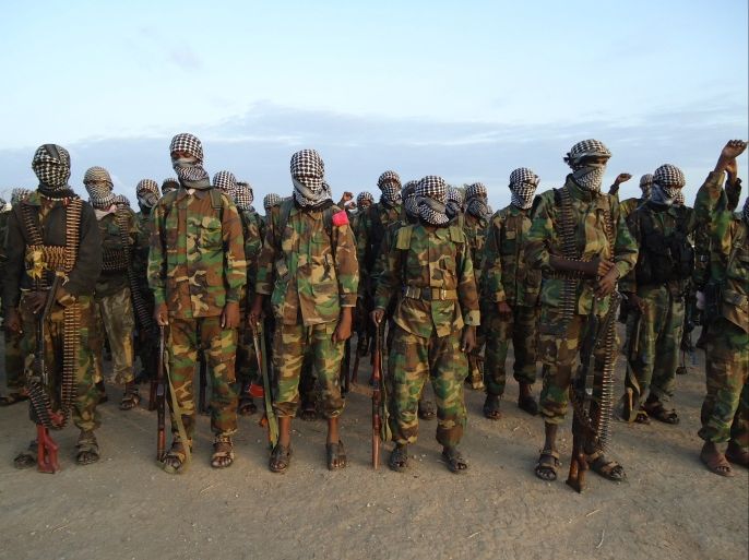 مقاتلون من الشباب في استعراض لهم في محافظة شبيلي السفلى بجنوب الصومال شهر سبتمبر 2011