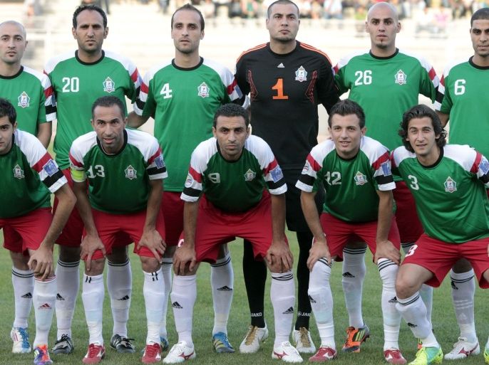 Jordan's Al-Wehdat club players pose for a group picture before the start of their AFC cup round of 16 football match against Kuwait's Kazma club in Amman on May 23, 2012. AFP PHOTO/KHALIL MAZRAAWI