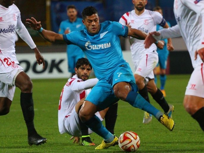 SAINT-PETERSBURG, RUSSIA - APRIL 23: Hulk (7) of Zenit St.-Petersburg vies with Stephane Mbia (L) of Sevilla during the second leg quarter final of Europa League football match between Zenit St.Petersburg and FC Sevilla Eindhoven at the Petrovsky Stadium in Saint-Petersburg , Russia on April 23, 2015. Mihailicenko Sergey / Anadolu Agency