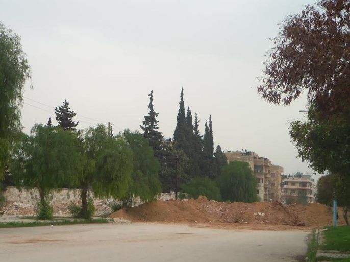 السواتر الترابية على حاجز جنوب الملعب في حماة سوريا