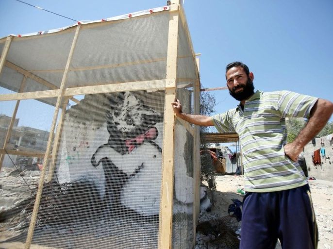 سياج لحماية لوحة الفنان بانكسي في غزة
