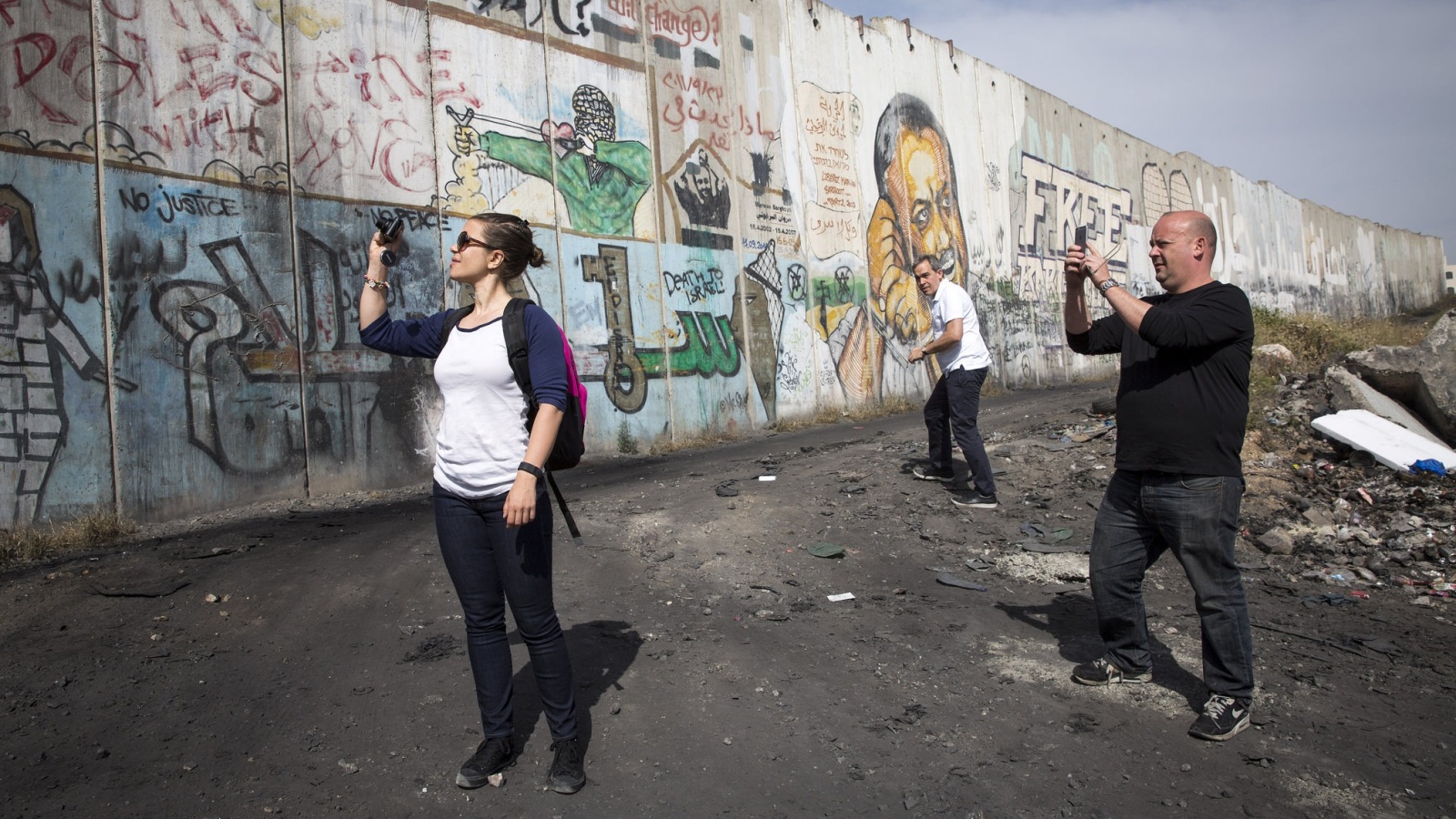 ‪أدباء يوثقون مشاهدات من جدار الفصل العنصري الإسرائيلي ضمن فعاليات احتفالية فلسطين للأدب‬ (الجزيرة)
