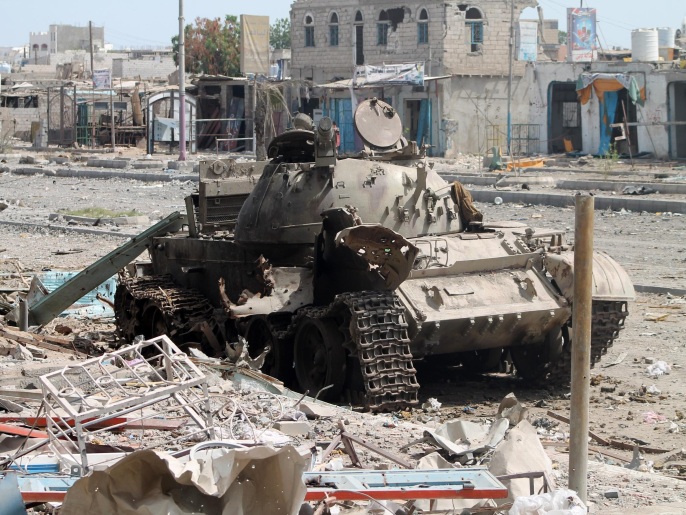 دبابة مدمرة جراء المعارك قبل يومين في أحد أحياء عدن جنوب اليمن (غيتي)