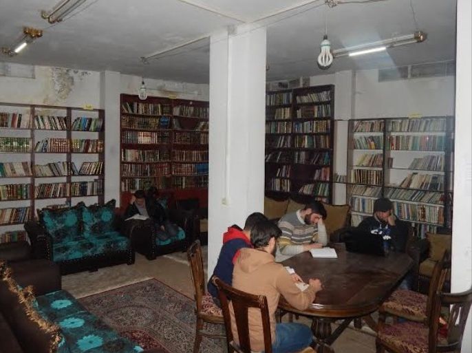 المكتبة التي قام شباب الحركة بجمع كتبها من البيوت المهدمة - داريا سوريا