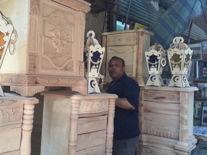 ‪أحد المصنعين يروج للفوانيس الخشبية عبر مواقع التواصل الاجتماعي‬ (الجزيرة)