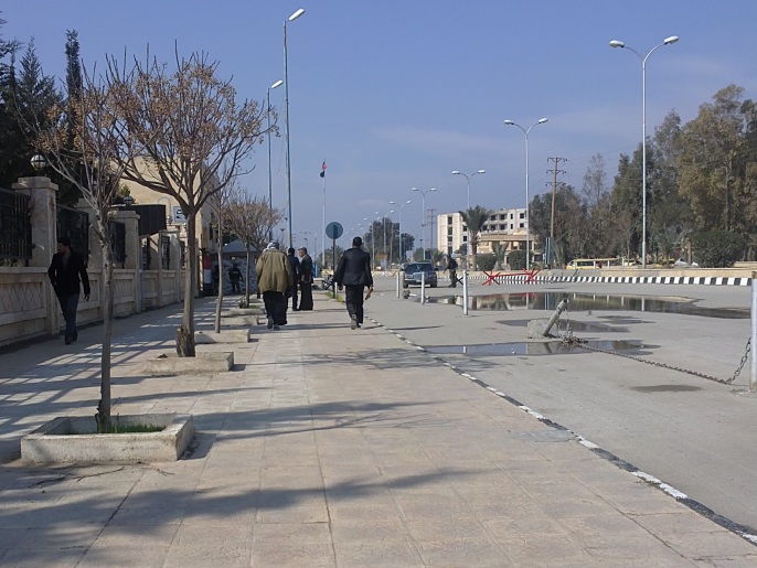 شارع المحافظة الخاضع لسيطرة النظام السوري بمدينة دير الزور (الجزيرة)