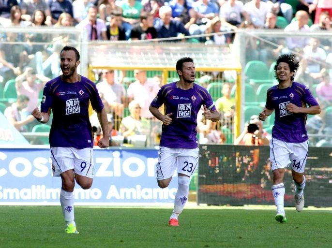 Italian forward of Fiorentina Alberto Gilardino (L) celebrates with teammates after scoring a goal during the Italian Serie A soccer match Palermo vs Fiorentina at Renzo Barbera stadium in Palermo, 24 May 2015.