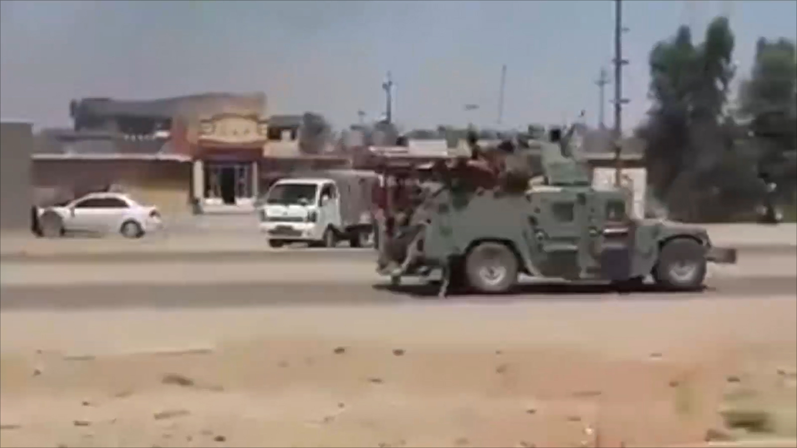 ‪صور بثها ناشطون تظهر هروب الجيش العراقي من مدينة الرمادي‬ صور بثها ناشطون تظهر هروب الجيش العراقي من مدينة الرمادي