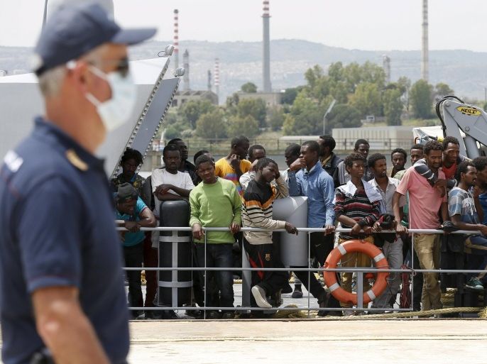 Migrants wait to be disembarked from an Italian Guardia di Finanza's vessel in the Sicilian harbour of Augusta, southern Italy, May 15, 2015. Almost 3,600 migrants have been rescued from overcrowded boats sailing from Africa to Europe over the past 48 hours, Italy said on Thursday, with sea conditions seen as perfect for attempting the crossing. REUTERS/Antonio Parrinello 