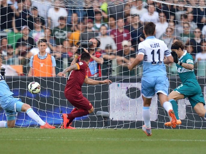 Roma's forward from Argentina Juan Iturbe (C) scores during the Italian Serie A football match Lazio vs AS Roma on May 25, 2015 at the Olimpic stadium in Rome. AFP PHOTO / ALBERTO PIZZOLI