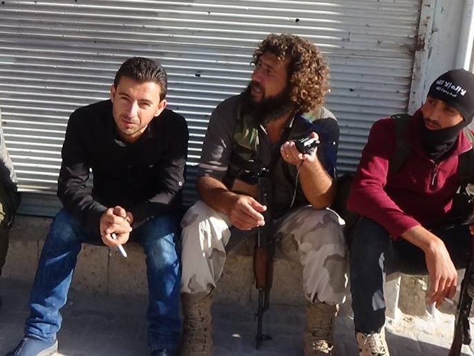 الرائد يوسف (وسط) تحدث عن التحضير لمعركة في حلب (الجزيرة نت)
