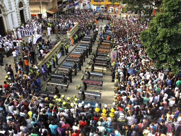 ‪مراسم جنازة جماعية قبل يومين لـ33 من ضحايا الانهيارات الأرضية في سالغار‬  (رويترز)