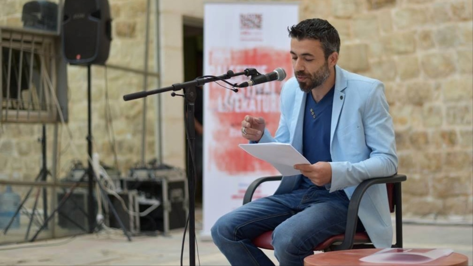 الشاعر الفلسطيني عرفات الديك يقرأ بعض نصوصه الإبداعية (الجزيرة)