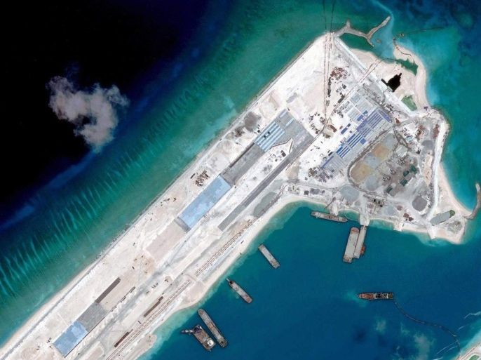صور أقمار صناعية تظهر قيام الصين ببناء مدرجات طيران على جزر اصطناعية في بحر جنوب الصين ـ رويترز