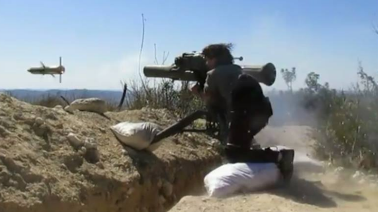 أحد مقاتلي المعارضة السورية يطلق صاروخ تاو نحو الهدف (الجزيرة)