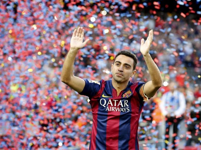 Barcelona's Xavi Hernandez waves to supporters after their Spanish first division soccer match against Deportivo de la Coruna at Camp Nou stadium in Barcelona, Spain, May 23, 2015. REUTERS/Gustau Nacarino TPX IMAGES OF THE DAY