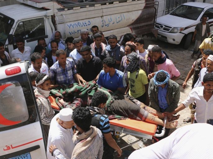 People carry the body of a man who was killed during clashes between tribal fighters loyal to the exiled President Abed Rabbo Mansour Hadi and Shiite rebels known as Houthis in the western city of Taiz, Yemen, Sunday, May 24, 2015. Security officials said fighting is raging on in Yemen, with airstrikes by the Saudi-led coalition hitting Shiite rebel targets in multiple cities, including the capital, Sanaa, while street battles in Taiz have killed several civilians. (AP Photo/Abdulnasser Alseddik)