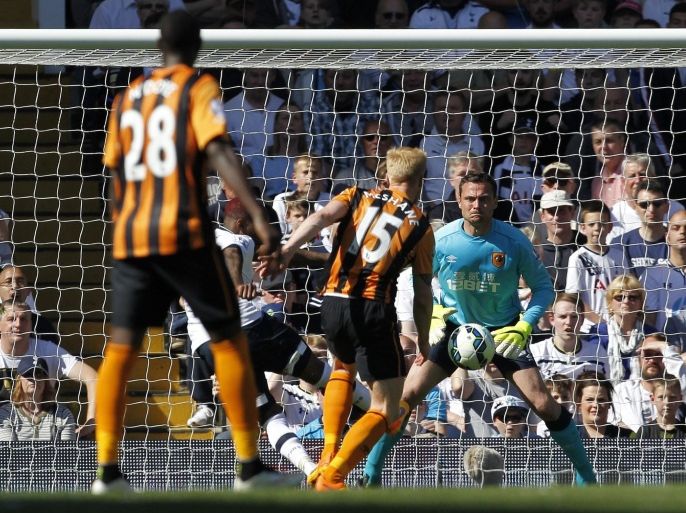 Tottenham Hotspur's English defender Danny Rose (L) scores past Hull City's English goalkeeper Steve Harper (C) during the English Premier League football match between Tottenham Hotspur and Hull City at White Hart Lane in London on May 16, 2015. AFP PHOTO / IAN KINGTONRESTRICTED TO EDITORIAL USE. No use with unauthorized audio, video, data, fixture lists, club/league logos or live services. Online in-match use limited to 45 images, no video emulation. No use in betting, games or single club/league/player publications
