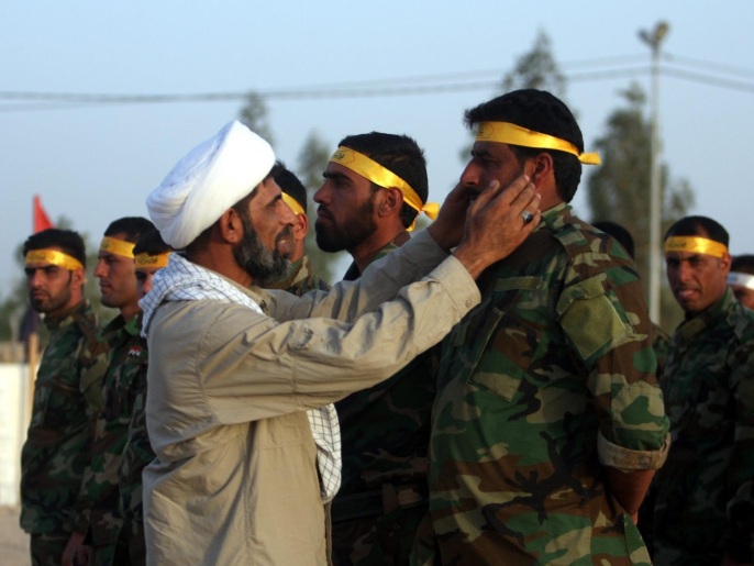 ‪)‬ أفراد مليشيا عراقية في تدريب ببلدة النخيب قرب الرمادي (