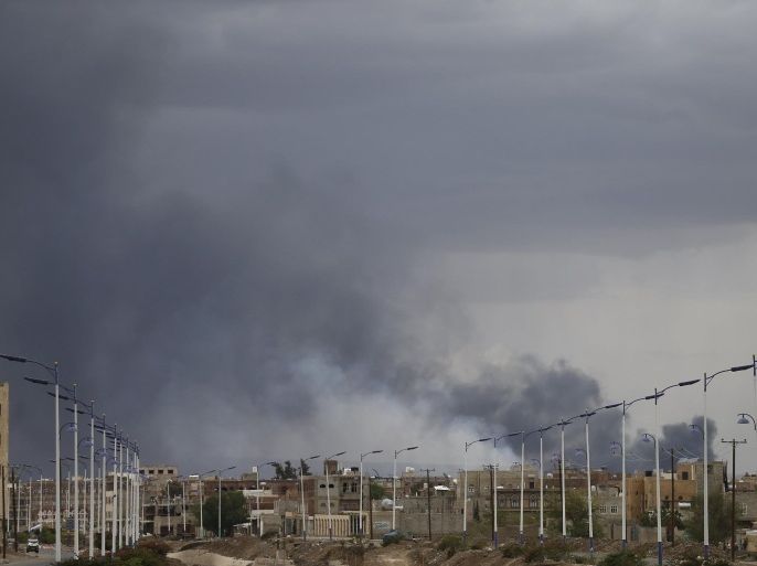 Smoke billows after an air strike hit the international airport of Yemen's capital Sanaa May 4, 2015. REUTERS/Khaled Abdullah
