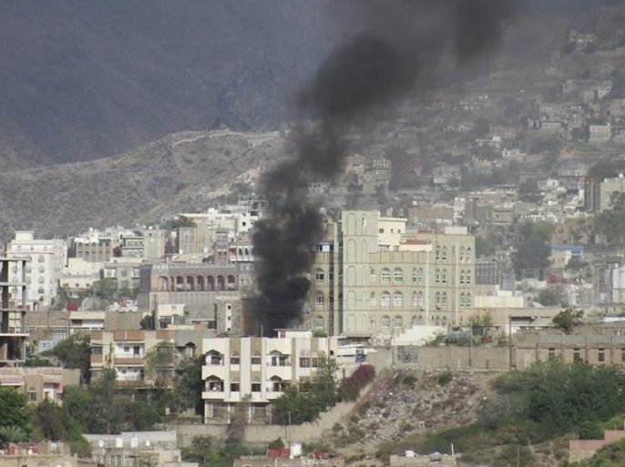 منزل يحترق بحي الإخوة بتعز جراء قصفه من قبل الحوثيين وقوات صالح