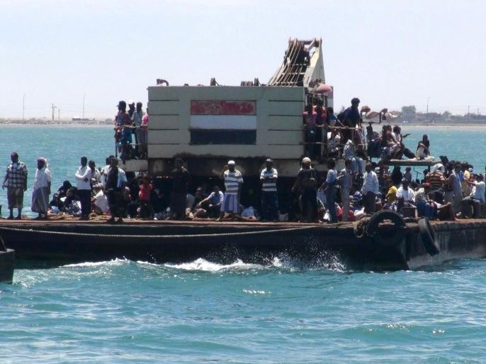 Peopl use a tug boat to flee Yemen's southern port city of Aden amid fighting between Houthi fighters and the Southern Popular Resistance Committees May 5, 2015. REUTERS/Stringer