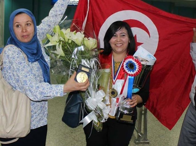 الباحثة والمخترعة التونسية الشابة حياة العمري (لحظة عودتها إلى تونس مكرمة بالجوائز