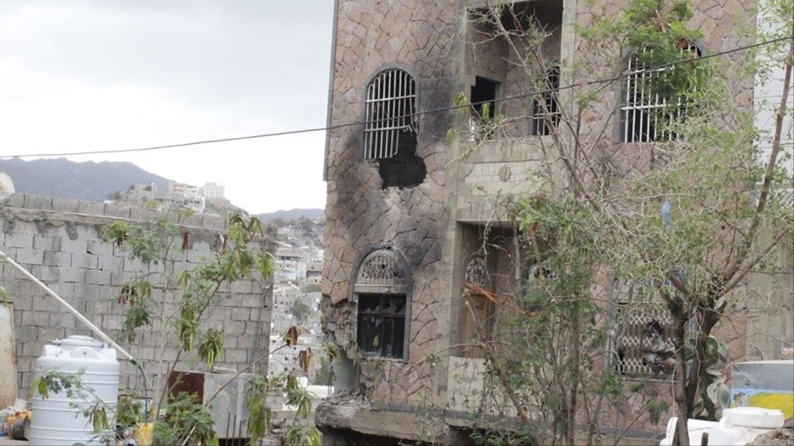 منزل متضرر بالقصف العشوائي بحي الروضة في تعز(الجزيرة)