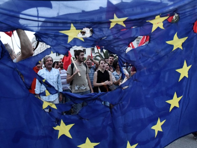 ‪مخاوف من تأثيرات سلبية لأزمة اليونان على عملة اليورو والاتحاد الأوروبي‬ (أسوشيتد برس)