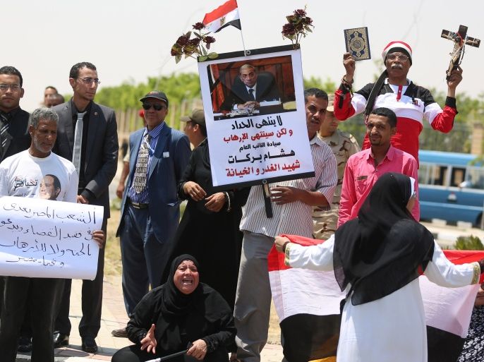 عدد من المصريين خلال مشاركتهم في جنازة النائب العام المصري هشام بركات