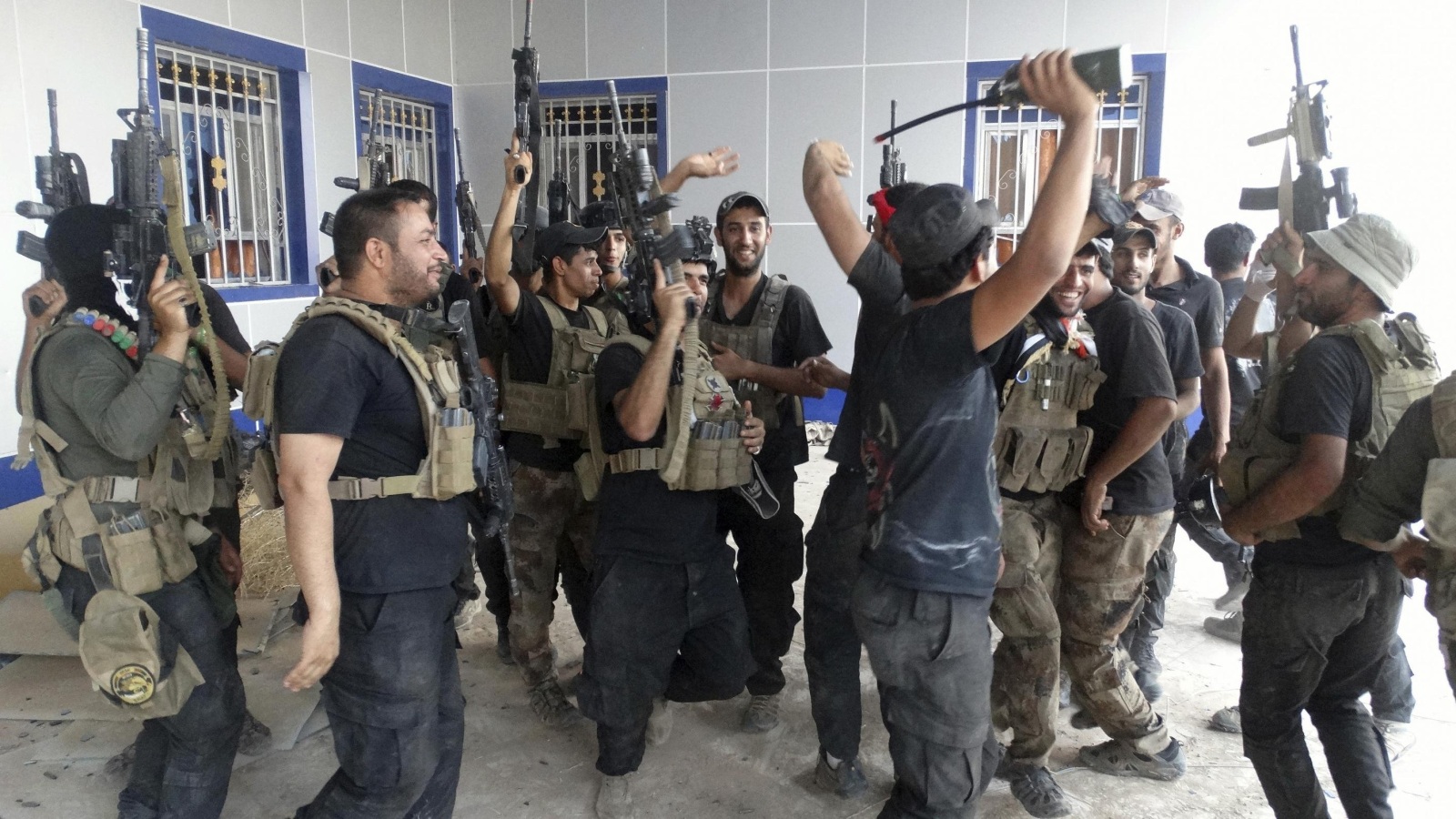 ‪(أسوشيتد برس)‬ عناصر من الجيش العراقي والقوات الموالية له يحتفلون بسيطرتهم على جامعة الأنبار 