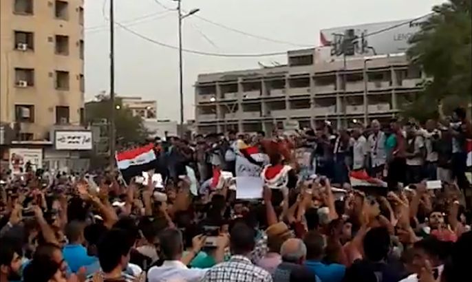 مظاهرة في ساحة التحرير ببغداد ضد الفساد وانقطاع الكهربائي