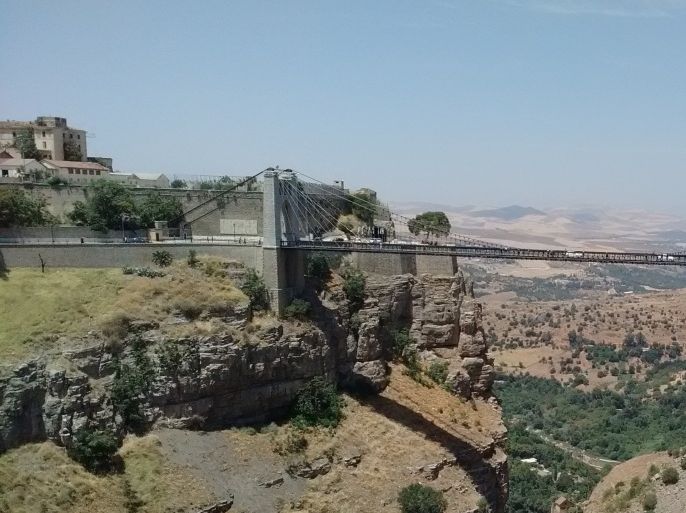 الجزائر - جسر سيدي مسيد بقلب ولاية قسنطينة وخلفه الجبال التي من المفترض أن يكون عناصر سرية الغرباء ينشطون فيها، وفي مناطق أخرى يوليو 2015.