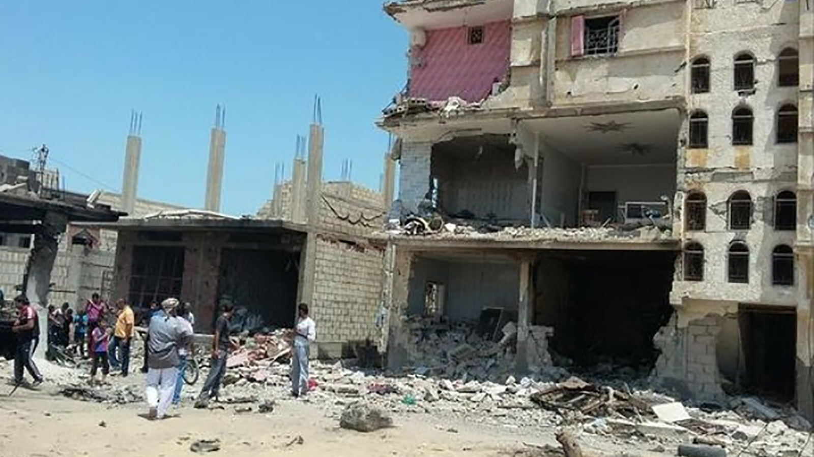 ‪جانب من آثار المواجهات بين الجيش المصري ومسلحي ولاية سيناء‬ (الجزيرة)