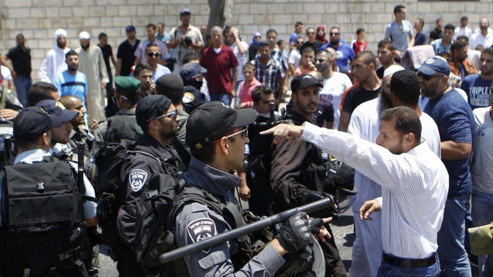‪عشرات الفلسطينيين اشتبكوا مع قوات الاحتلال بمدينتي القدس والخليل‬ (الأناضول)