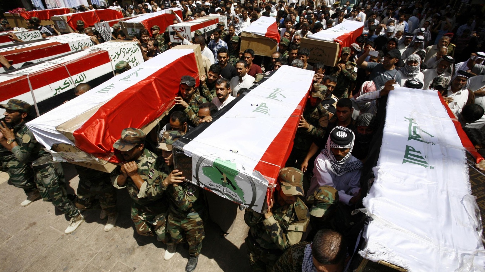 ‪جنازات يتم تشيعها في كربلاء لأفراد من الحشد الشعبي قتلوا في مدينة بيجي‬ (غيتي)
