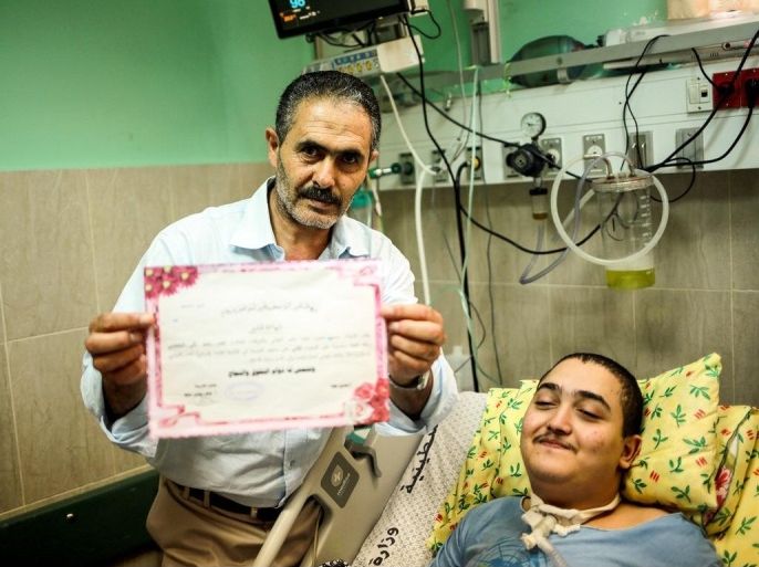 ناصر البحيصي طالب فلسطيني مصاب بـ"شلل رباعي" يتفوق في "الثانوية العامة"
